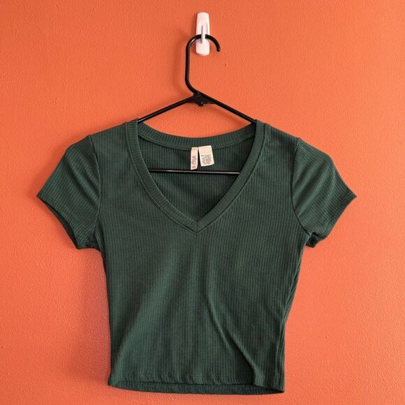Tilly's V-Neck Rib Tee in Ivy Green Womens Size XS, Size
X Small - Picture 2 of 4